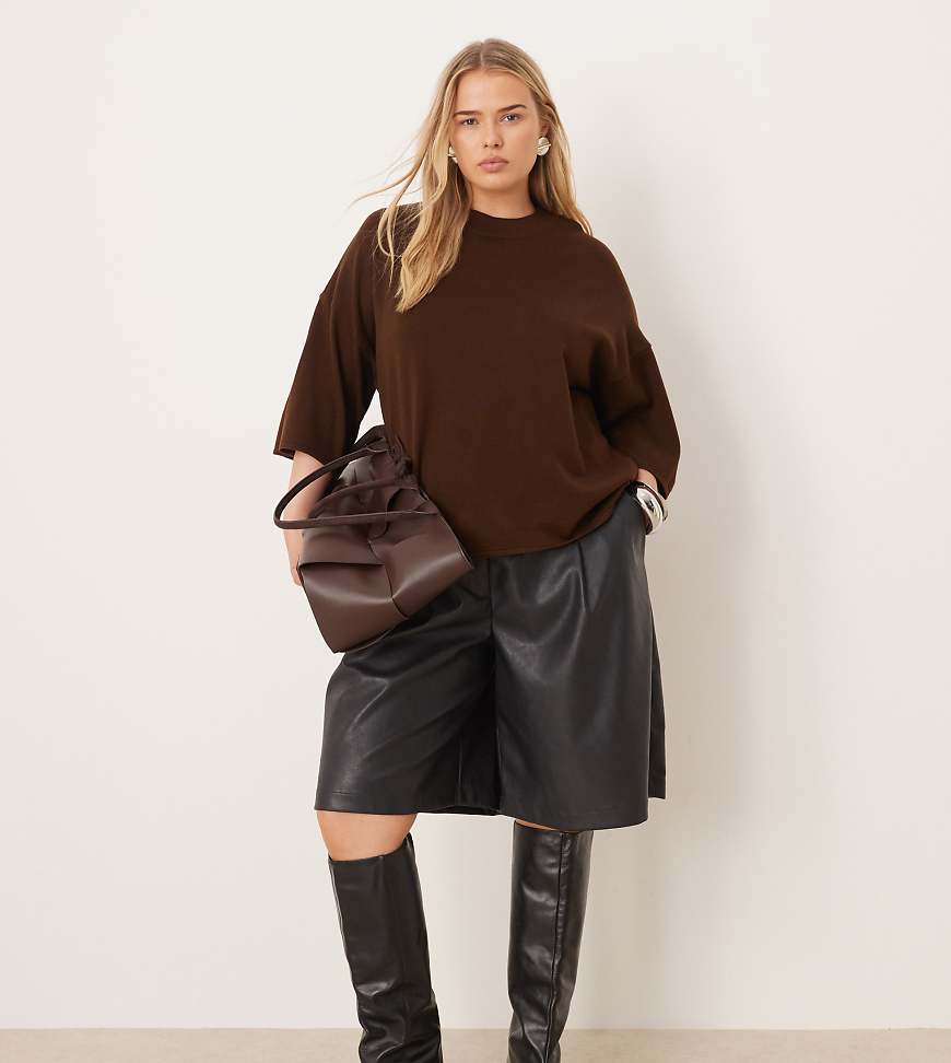ASOS DESIGN Curve - Longline-Shorts aus marineblauem Kunstleder ASOS DESIGN Curve - Longline-Shorts aus marineblauem Kunstleder von ASOS Curve