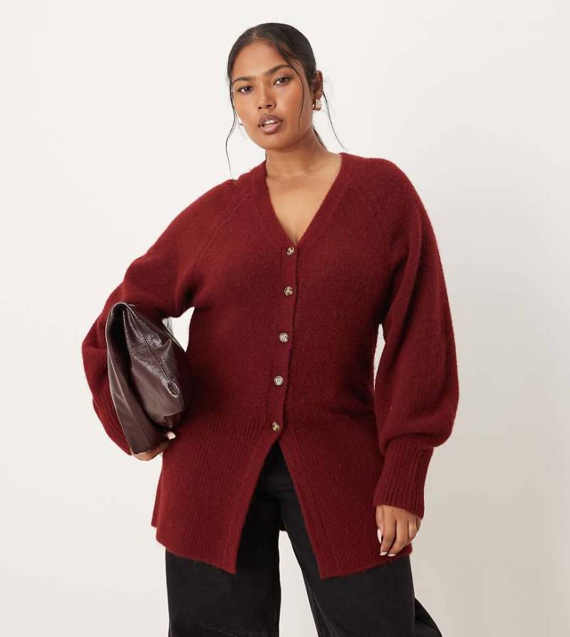 ASOS DESIGN Curve - Longline-Strickjacke aus flauschigem Garn in Burgunderrot mit V-Ausschnitt und Taillendetail-Rotbraun von ASOS Curve
