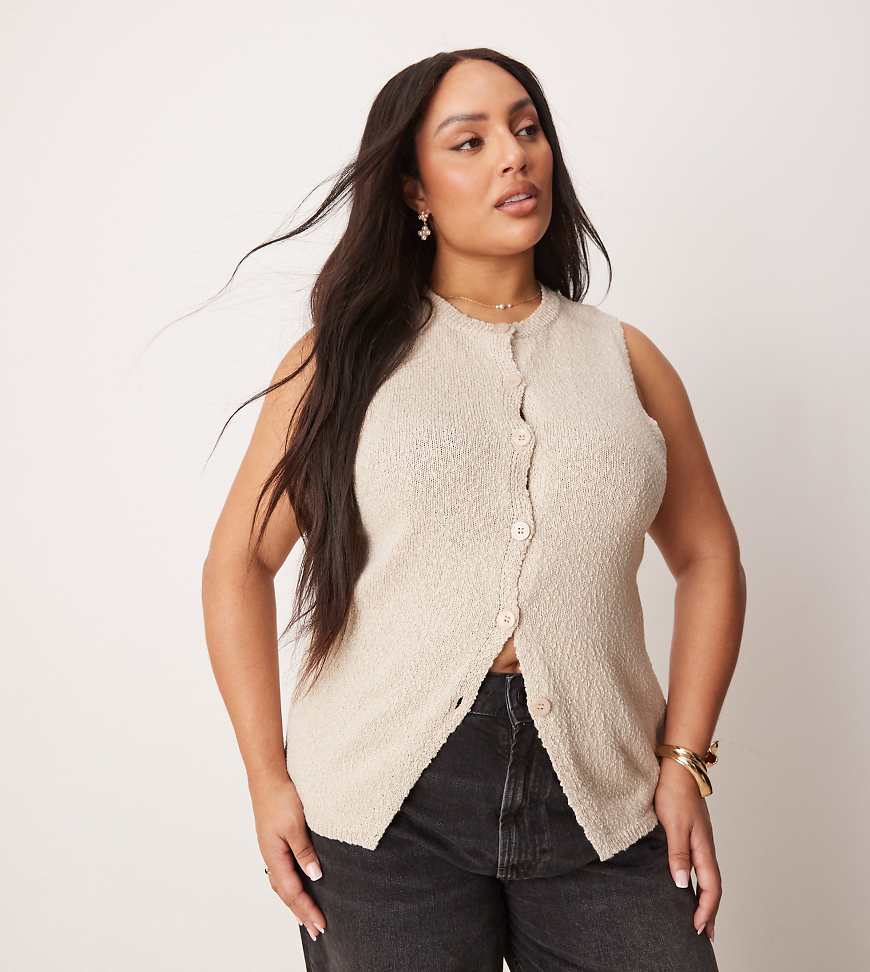 ASOS DESIGN Curve - Longline-Strickweste aus Bouclé-Garn in neutralem Farbton mit Rundhalsausschnitt ASOS DESIGN Curve - Longline-Strickweste aus Bouclé-Garn in neutralem Farbton mit Rundhalsausschnitt von ASOS Curve