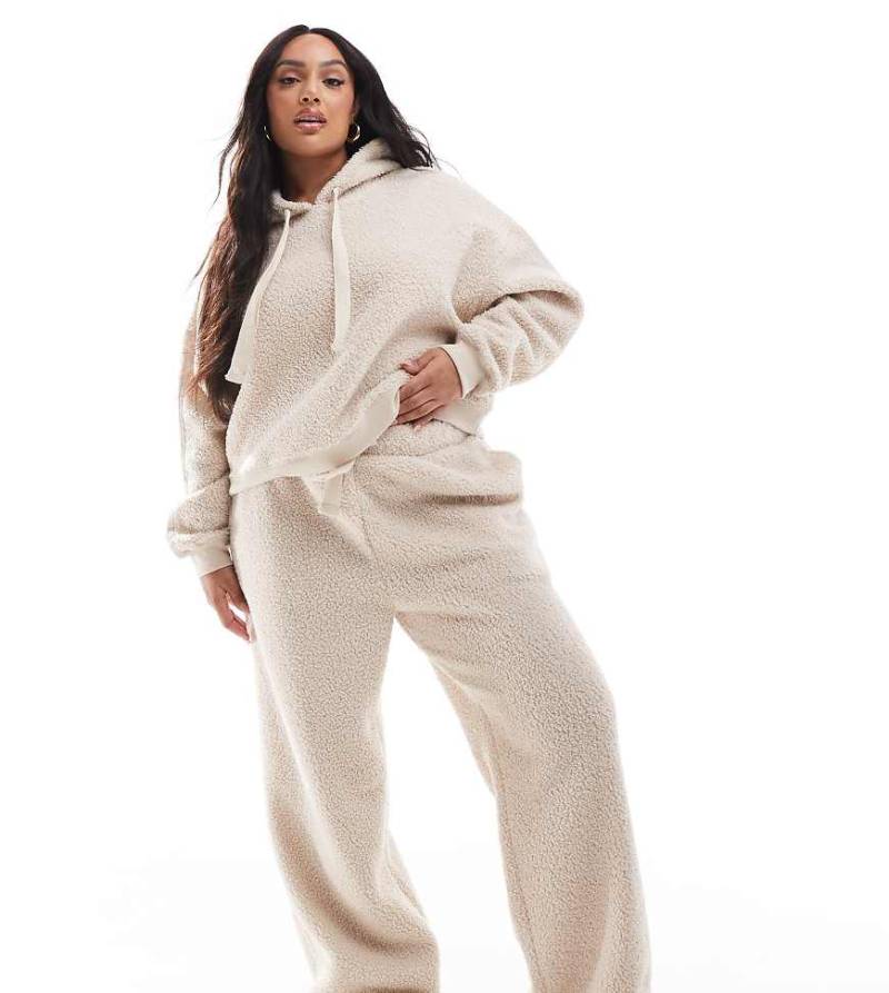 ASOS DESIGN Curve - Lounge-Set aus Teddyfell in Cremeweiß, aus Kapuzenpullover mit kurzem Schnitt und Jogginghose mit weitem Bein von ASOS Curve