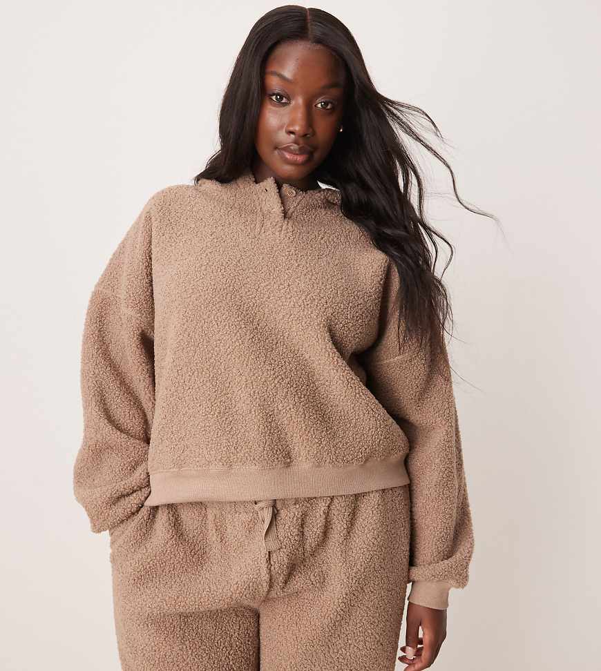 ASOS DESIGN Curve - Lounge-Set aus Teddyfell in Taupe, mit Oversize-Kapuzenpullover und Jogginghose-Braun von ASOS Curve