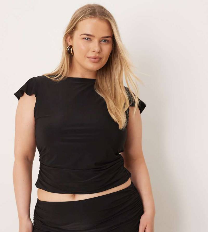 ASOS DESIGN Curve - Luftiges Oberteil in Schwarz mit Raffung unter der Brust und Flügelärmeln, Kombiteil von ASOS Curve