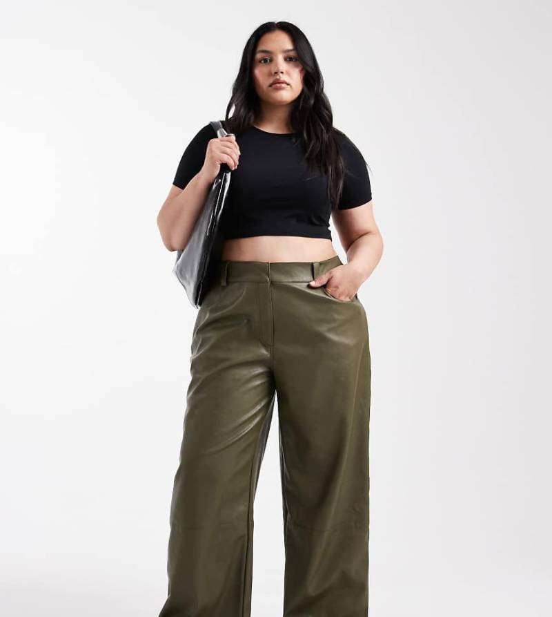 ASOS DESIGN Curve - Maskuline Hose aus Kunstleder in Waldgrün mit niedrigem Bund von ASOS Curve
