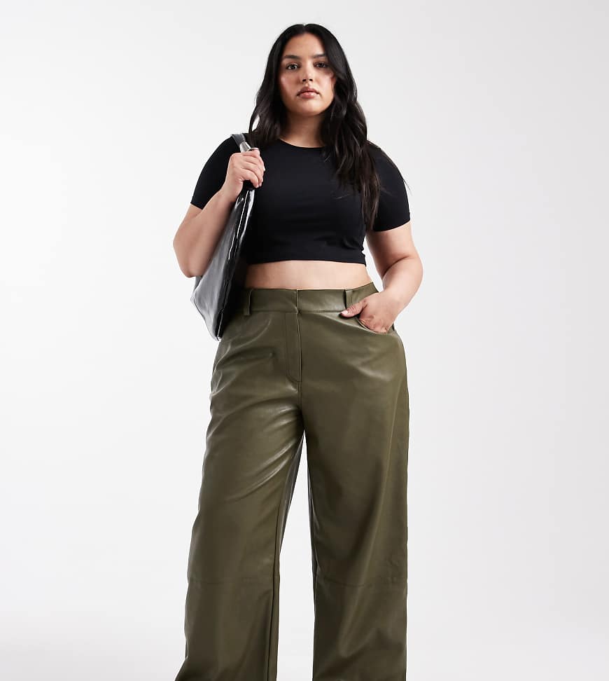 ASOS DESIGN Curve - Maskuline Hose aus Kunstleder in Waldgrün mit niedrigem Bund von ASOS Curve
