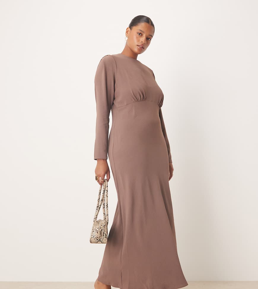 ASOS DESIGN Curve - Maxi-Schlupfkleid aus Satin in kräftigem Taupe mit Schrägschnitt und Detail an der Brustpartie-Brown von ASOS Curve