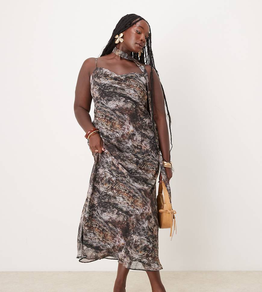 ASOS DESIGN Curve - Maxi-Trägerkleid in Grau mit Bindeband am Ausschnitt und abstraktem Print-Bunt ASOS DESIGN Curve - Maxi-Trägerkleid in Grau mit Bindeband am Ausschnitt und abstraktem Print-Bunt von ASOS Curve