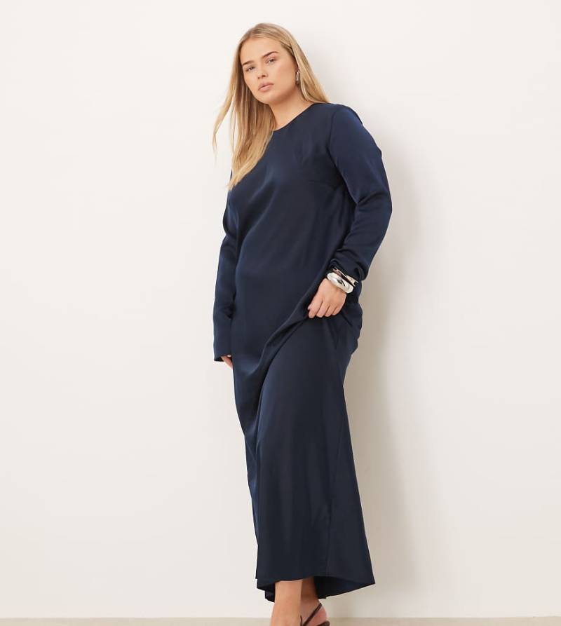 ASOS DESIGN Curve - Maxi-Trägerkleid in tiefem Marineblau aus mattem Satin mit Ziernaht-Bunt von ASOS Curve