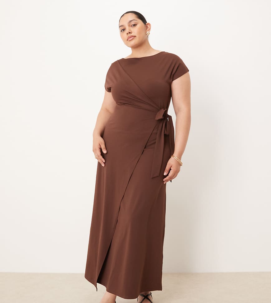 ASOS DESIGN Curve - Maxi-Wickelkleid in Schokoladenbraun mit U-Boot-Ausschnitt-Brown von ASOS Curve