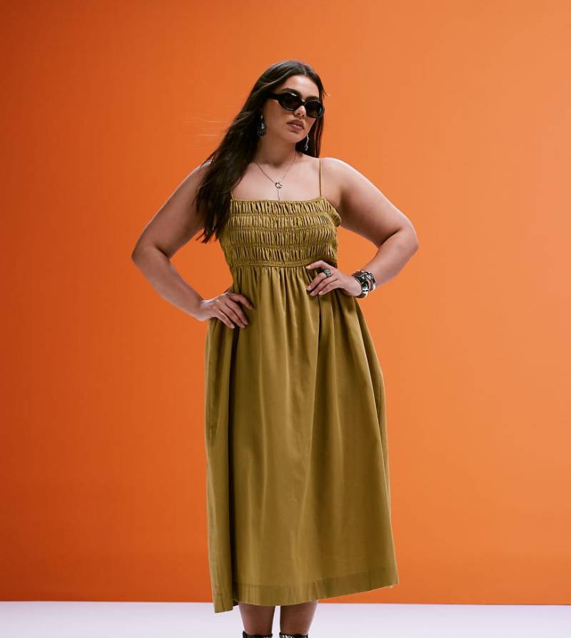 ASOS DESIGN Curve - Maxikleid aus Baumwoll-Satin in Moosgrün mit gesmoktem Dekolleté von ASOS Curve
