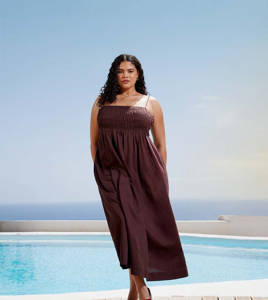 ASOS DESIGN Curve - Maxikleid aus Baumwoll-Satin in Schokobraun mit gesmoktem Dekolleté ASOS DESIGN Curve - Maxikleid aus Baumwoll-Satin in Schokobraun mit gesmoktem Dekolleté von ASOS Curve
