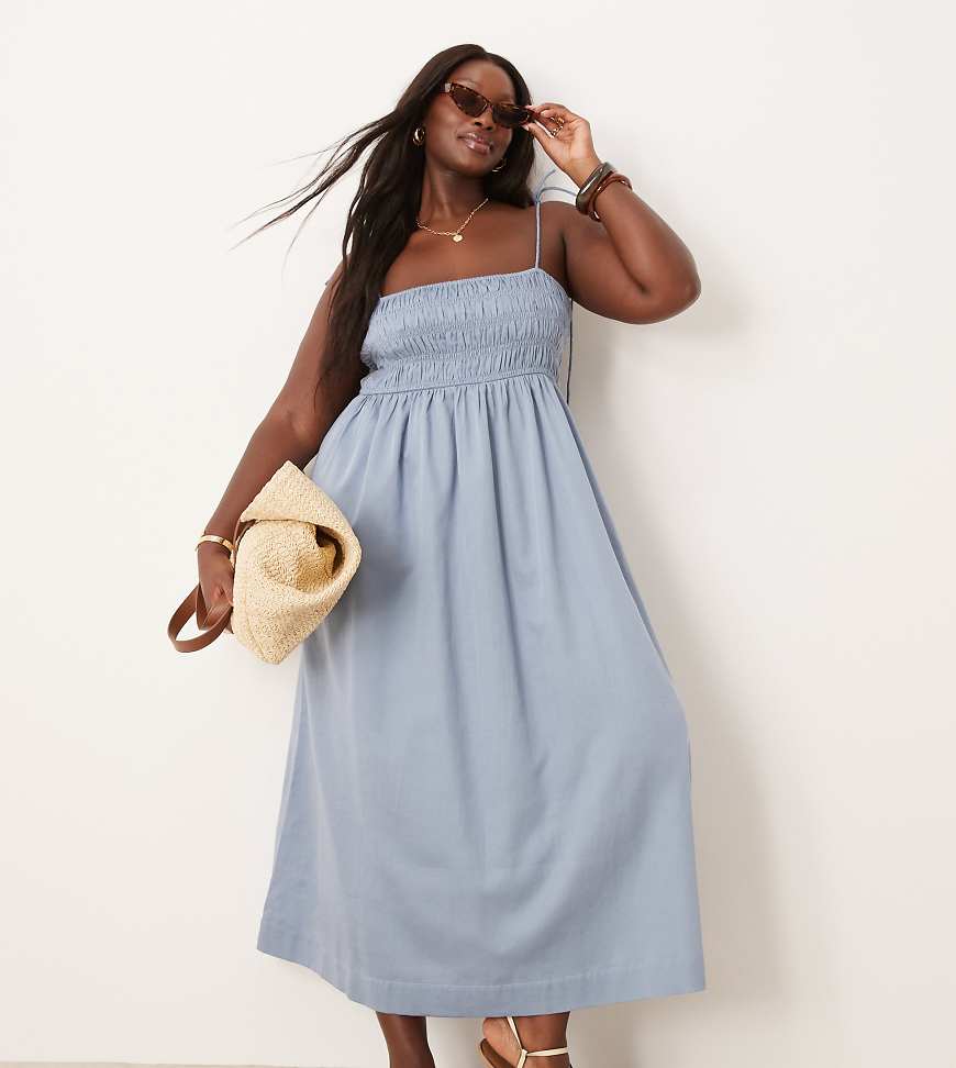 ASOS DESIGN Curve - Maxikleid aus Baumwolle in Satin-Optik in Jeansblau mit gesmoktem Dekolleté ASOS DESIGN Curve - Maxikleid aus Baumwolle in Satin-Optik in Jeansblau mit gesmoktem Dekolleté von ASOS Curve