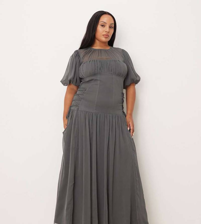 ASOS DESIGN Curve - Maxikleid aus Chiffon in Anthrazit mit Puffärmeln-Bunt von ASOS Curve