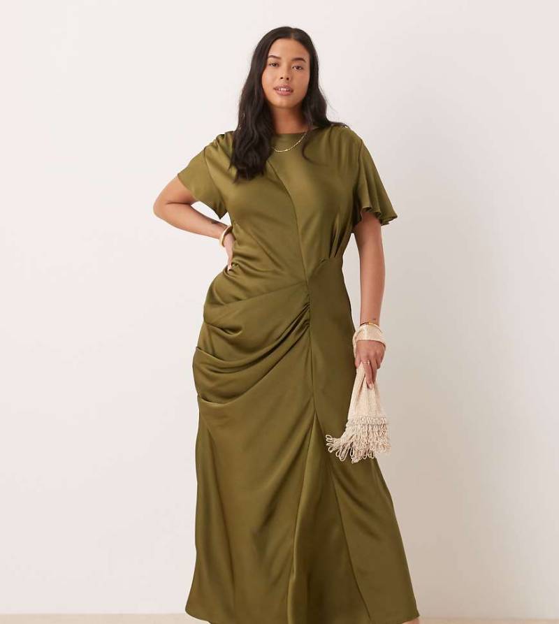 ASOS DESIGN Curve - Maxikleid aus Satin in Olivgrün mit Flatterärmeln von ASOS Curve