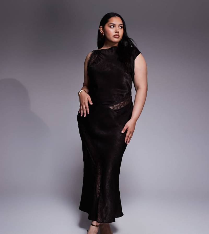 ASOS DESIGN Curve - Maxikleid aus Satin in Schokobraun mit schrägem Schnitt, Spitzendetail und U-Boot-Ausschnitt-Brown von ASOS Curve