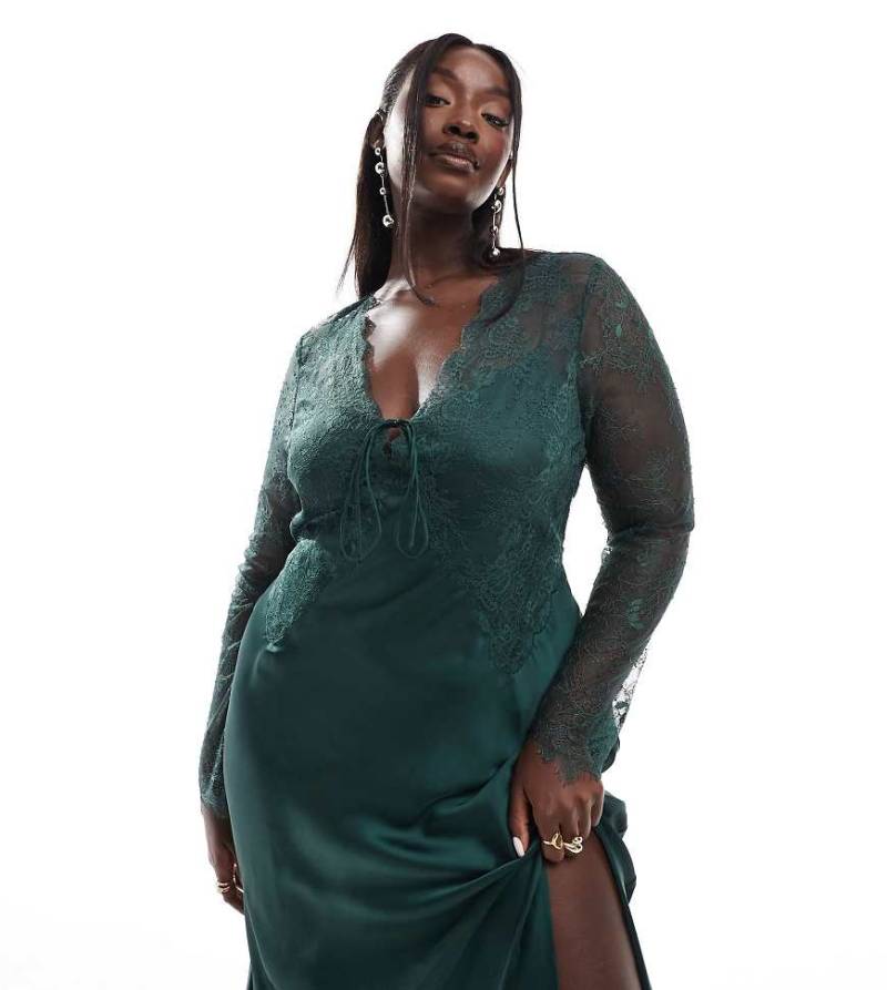 ASOS DESIGN Curve - Maxikleid aus Satin- und Spitzenmix in Dunkelgrün mit asymmetrischem Schnitt, Bindedetail vorn und Zierausschnitt hinten von ASOS Curve