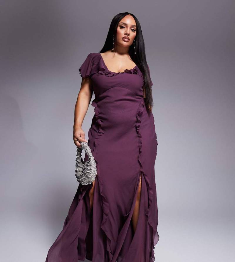 ASOS DESIGN Curve - Maxikleid in Aubergine mit Flatterärmeln, Rüschen und Godetdetails-Lila von ASOS Curve