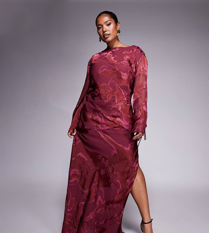 ASOS DESIGN Curve - Maxikleid in Burgunderrot mit Ausbrennermuster, Ziernaht und U-Boot-Ausschnitt von ASOS Curve