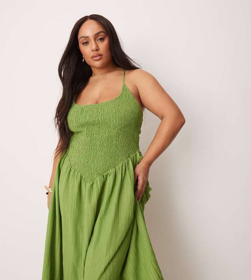 ASOS DESIGN Curve - Maxikleid in Grün mit Knitterstruktur, hinten überkreuzten Trägern und U-Ausschnitt von ASOS Curve