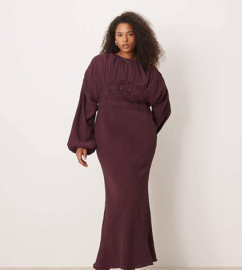 ASOS DESIGN Curve - Maxikleid in Maulbeere mit Rundhalsausschnitt, voluminösen Ärmeln und Spitzendetail an der Brust-Lila von ASOS Curve