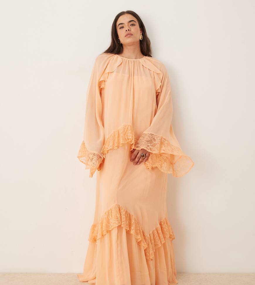 ASOS DESIGN Curve - Maxikleid in Orange mit Spitzeneinsatz und Rüschendetail ASOS DESIGN Curve - Maxikleid in Orange mit Spitzeneinsatz und Rüschendetail von ASOS Curve