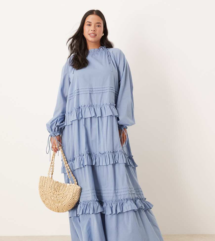 ASOS DESIGN Curve - Maxikleid in Rauchblau mit gestuftem Rüschen-Design und Bindedetails von ASOS Curve