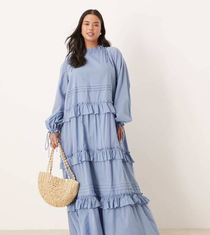 ASOS DESIGN Curve - Maxikleid in Rauchblau mit gestuftem Rüschen-Design und Bindedetails von ASOS Curve