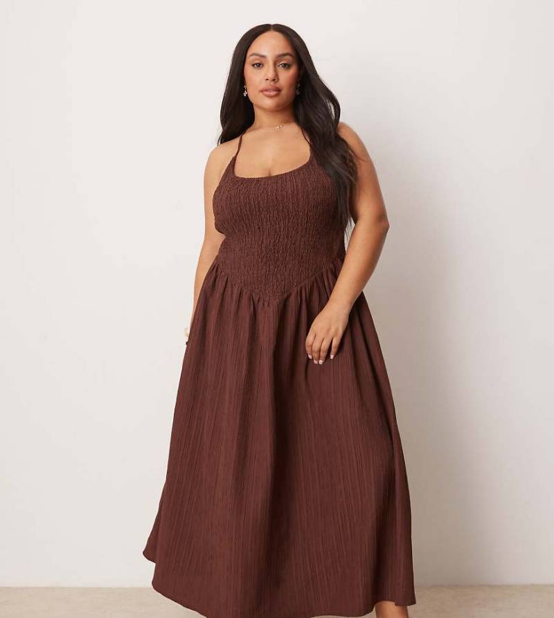 ASOS DESIGN Curve - Maxikleid in Schokobraun mit Knitterstruktur, U-Ausschnitt und überkreuzten Rückenträgern von ASOS Curve