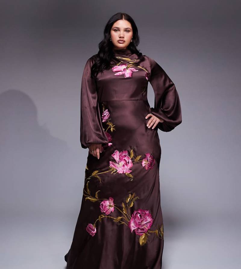 ASOS DESIGN Curve - Maxikleid in Schokobraun mit Schrägschnitt, Blousonärmeln, Blumenstickerei und Wasserfallausschnitt-Brown von ASOS Curve