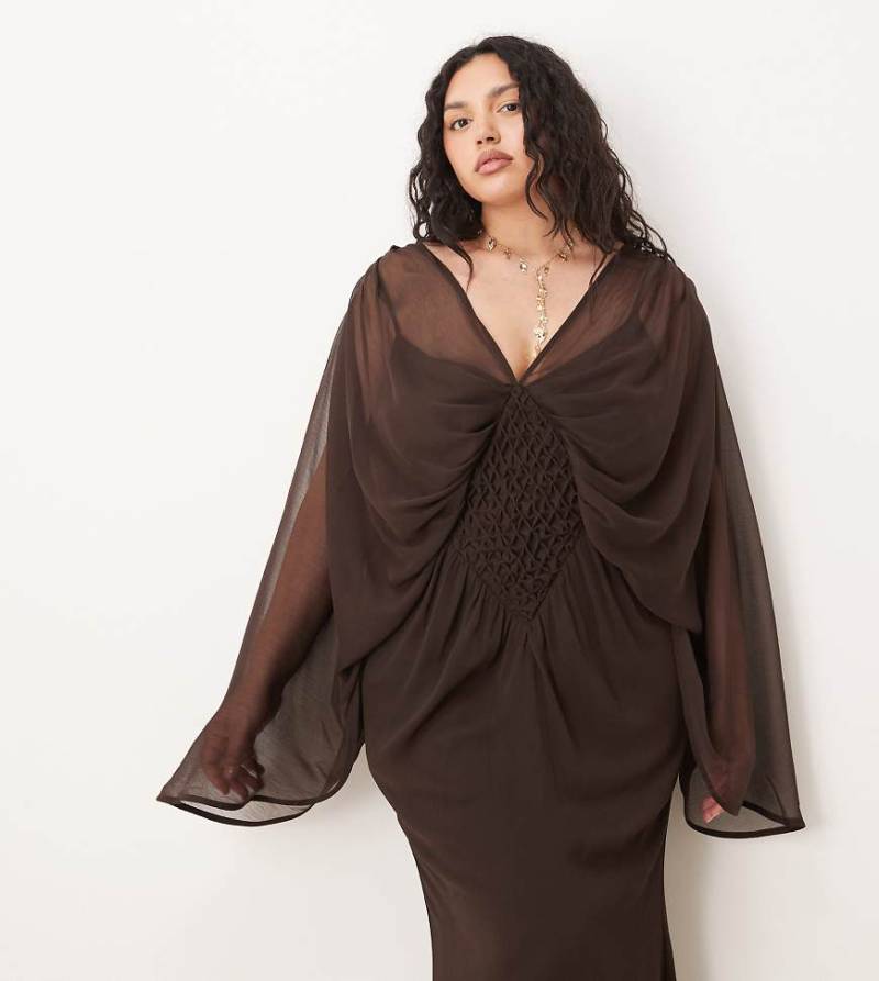 ASOS DESIGN Curve - Maxikleid in Schokobraun mit tiefem Ausschnitt, Kappärmeln und wabenförmigem gesmoktem Detail-Brown von ASOS Curve