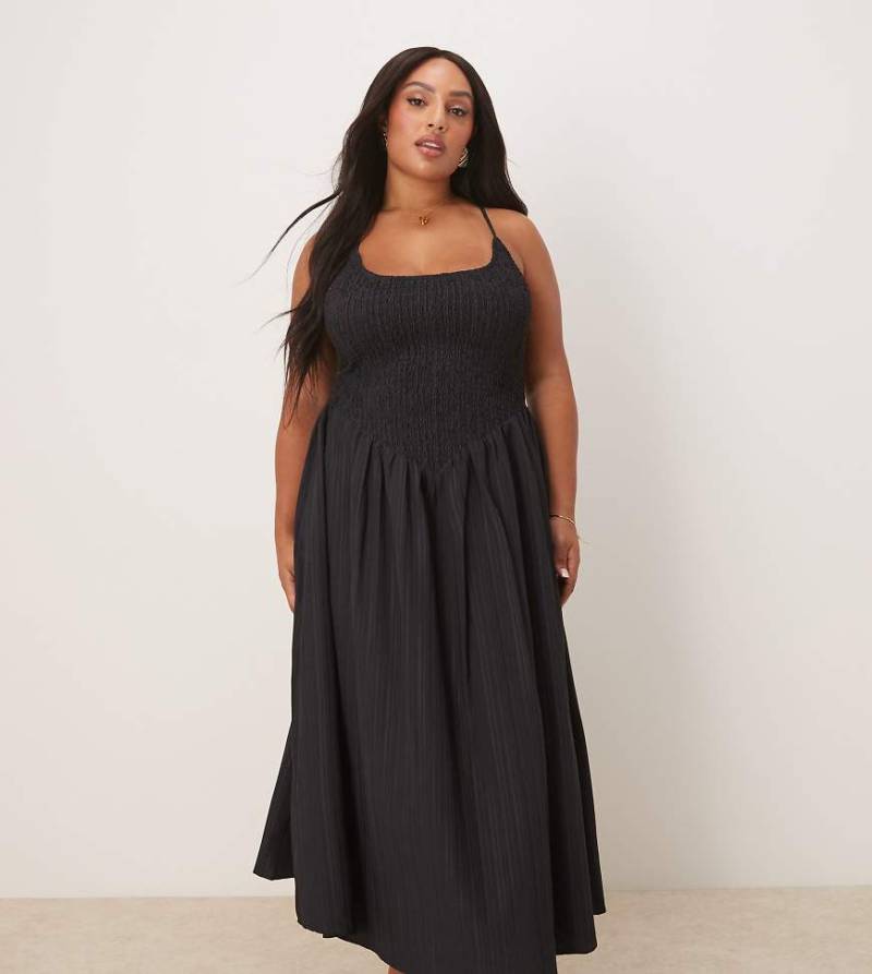 ASOS DESIGN Curve - Maxikleid in Schwarz mit Knitterstruktur, hinten überkreuzten Trägern und U-Ausschnitt von ASOS Curve
