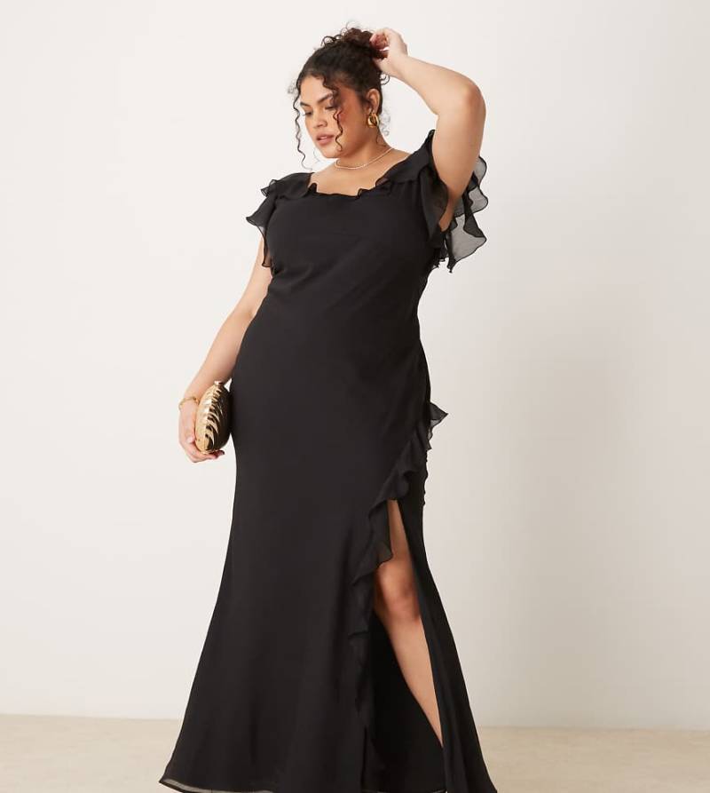 ASOS DESIGN Curve - Maxikleid in Schwarz mit Rüschen, Flatterärmeln und Seitenschlitz von ASOS Curve