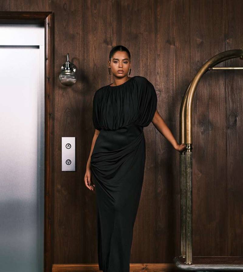 ASOS DESIGN Curve - Maxikleid in Schwarz mit strukturierter Schulterpartie und sichtbarem Korsettdetail von ASOS Curve