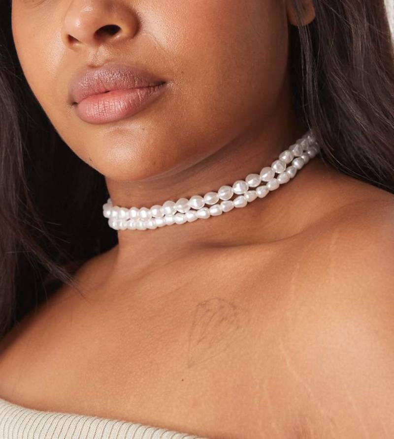 ASOS DESIGN Curve - Mehrlagige, eng anliegende Halskette mit Süßwasserperlen-Weiß von ASOS Curve