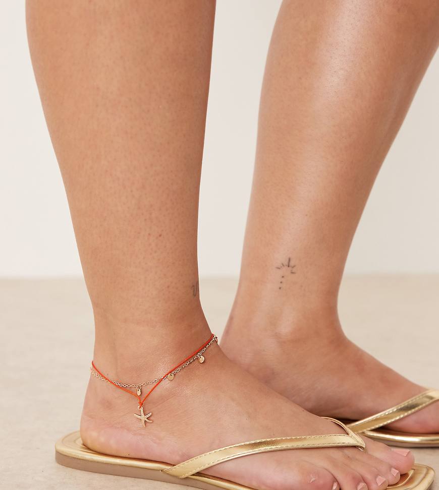 ASOS DESIGN Curve - Mehrlagiges gold- und orangefarbenes Fußkettchen mit Seestern-Anhänger-Goldfarben von ASOS Curve