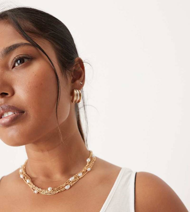 ASOS DESIGN Curve - Mehrreihige, goldfarbene Choker-Halskette mit Kunstperlen von ASOS Curve