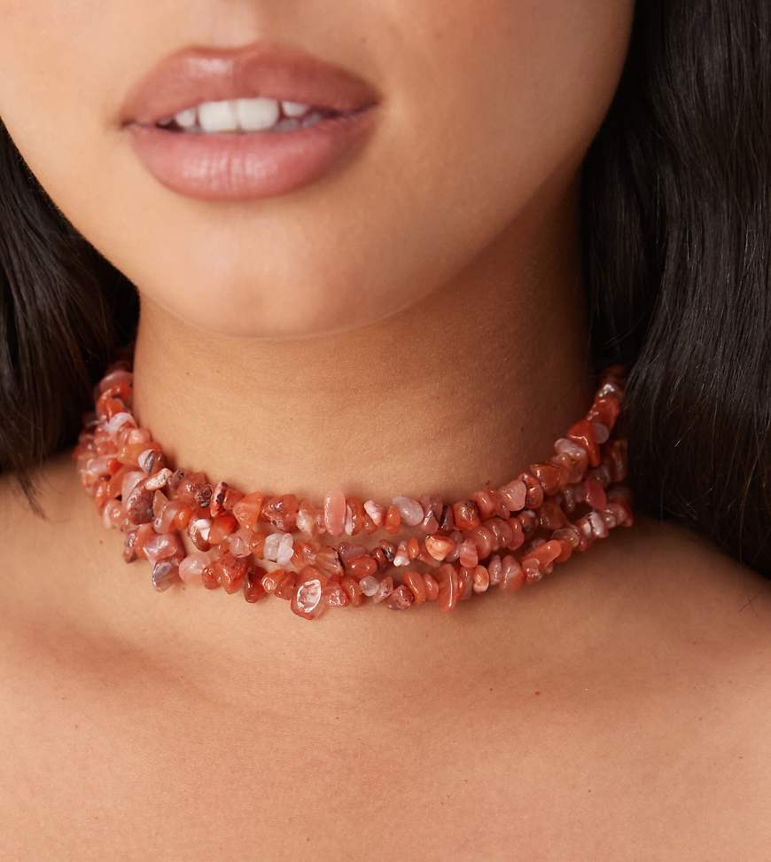 ASOS DESIGN Curve - Mehrreihige kurze Halskette mit echtem Steinsplittern-Rot von ASOS Curve