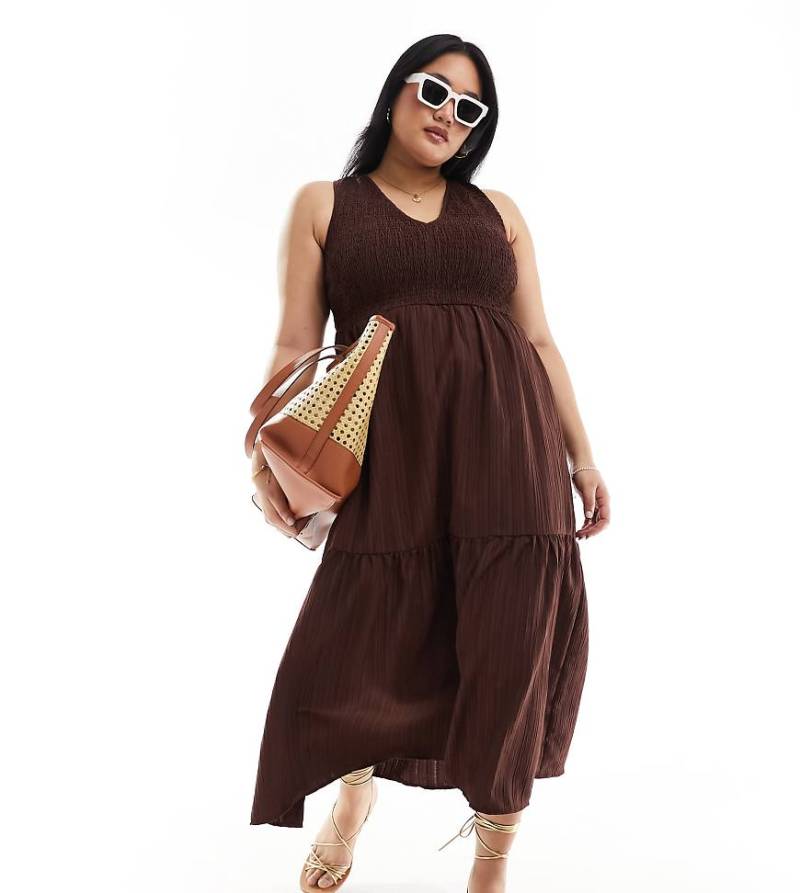 ASOS DESIGN Curve - Midi-Sommerkleid in Schokoladenbraun mit V-Ausschnitt, Knitterstruktur und gestuftem Rock von ASOS Curve