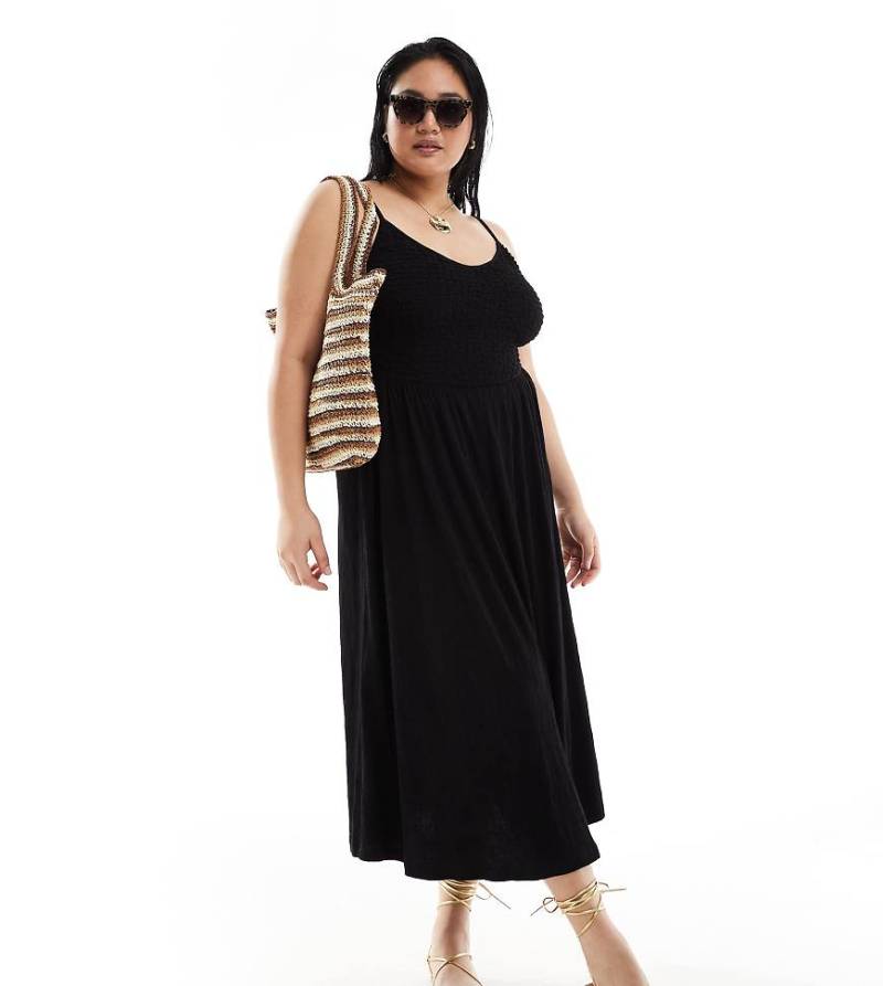 ASOS DESIGN Curve - Midi-Trägerkleid in Schwarz mit Knitterstruktur, gesmoktem Oberteil und weitem Rock von ASOS Curve