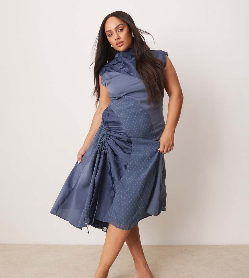 ASOS DESIGN Curve - Midikleid aus gespleißtem Jacquard- und Noppenstoff in Blau mit geraffter Seite von ASOS Curve