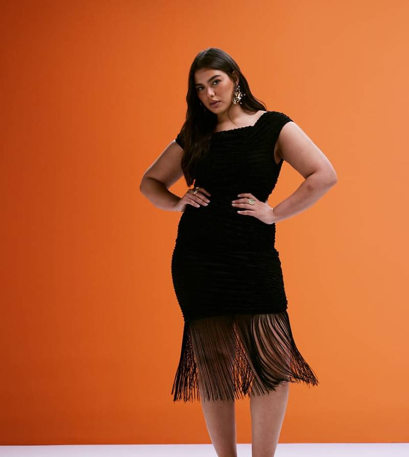 ASOS DESIGN Curve - Midikleid in Schwarz mit Struktur, asymmetrischem Ausschnitt und Fransensaum von ASOS Curve