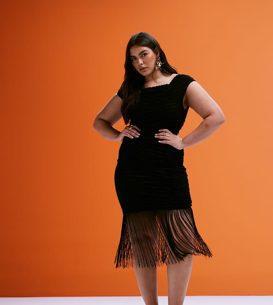 ASOS DESIGN Curve - Midikleid in Schwarz mit Struktur, asymmetrischem Ausschnitt und Fransensaum ASOS DESIGN Curve - Midikleid in Schwarz mit Struktur, asymmetrischem Ausschnitt und Fransensaum von ASOS Curve