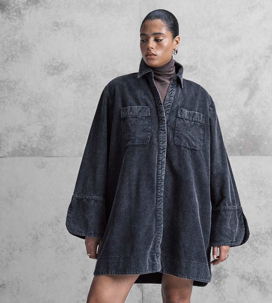 ASOS DESIGN Curve - Mini-Hemdkleid aus Cord in verwaschenem Schwarz mit breiten Manschetten und Oversize-Taschen-Bunt von ASOS Curve