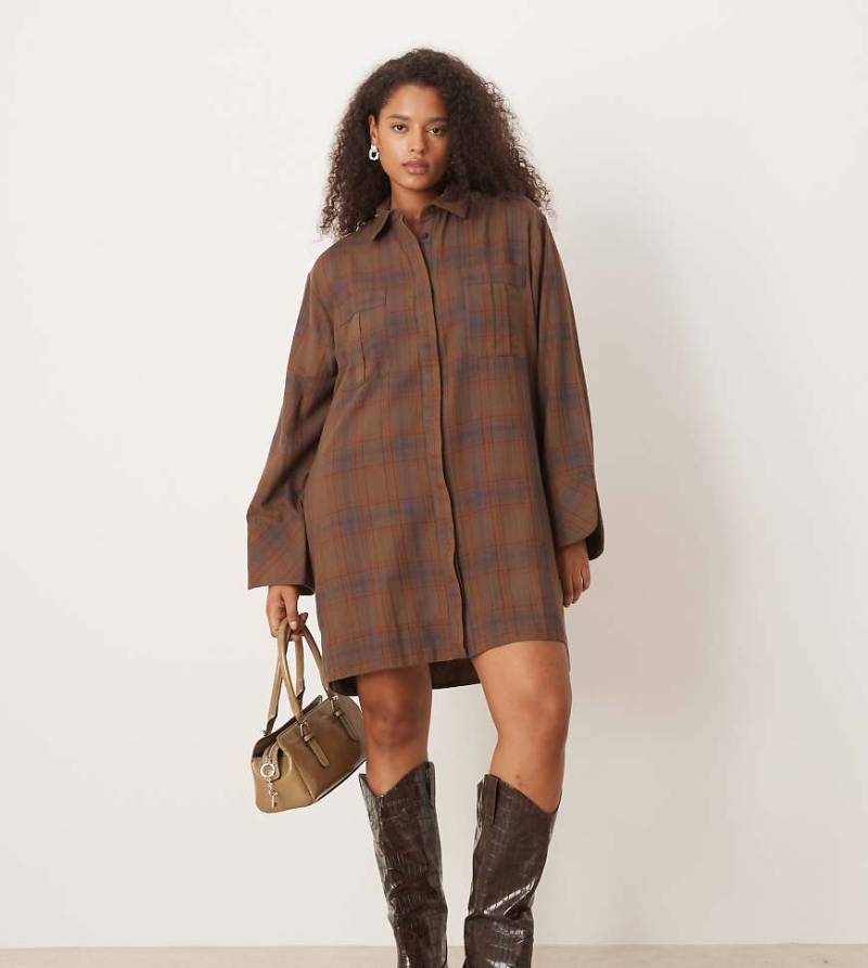 ASOS DESIGN Curve - Mini-Hemdkleid in Braun kariert mit breiten Bündchen und Oversize-Taschen-Bunt von ASOS Curve