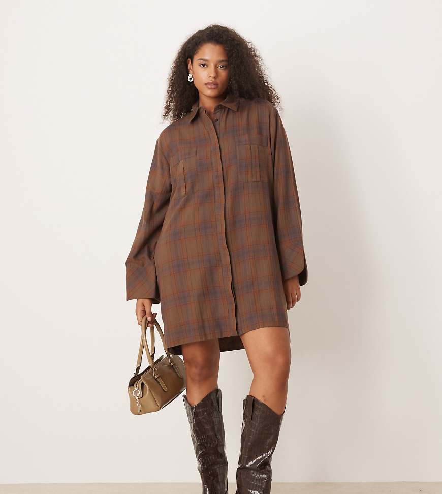 ASOS DESIGN Curve - Mini-Hemdkleid in Braun kariert mit breiten Bündchen und Oversize-Taschen-Bunt von ASOS Curve