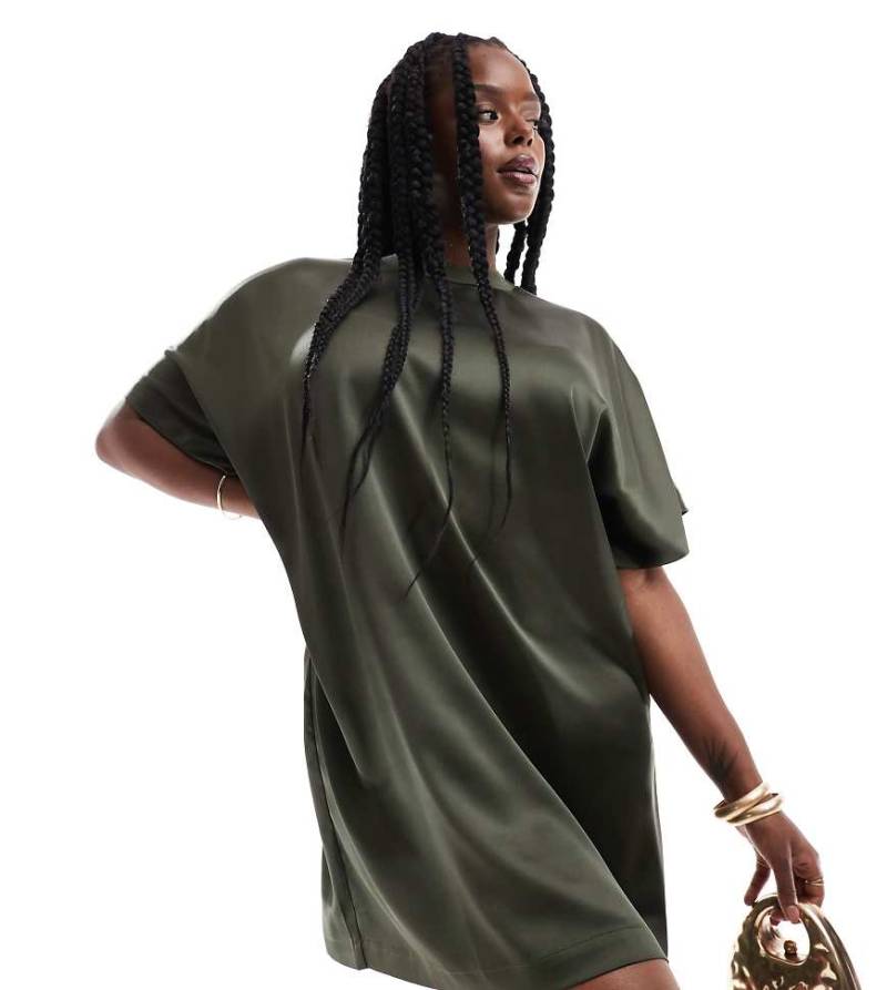 ASOS DESIGN Curve - Mini-T-Shirtkleid aus Satin in Khaki mit Oversize-Passform-Grün von ASOS Curve