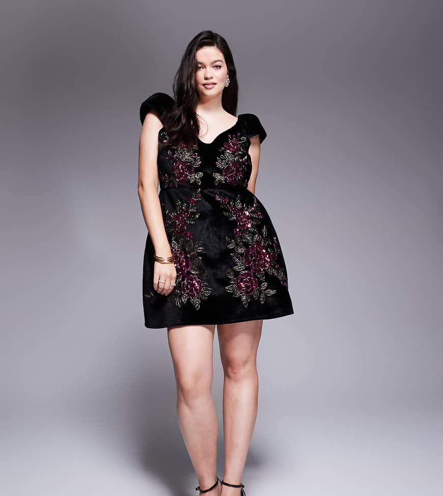 ASOS DESIGN Curve - Minikleid aus Samt in Schwarz mit Blumenverzierung von ASOS Curve