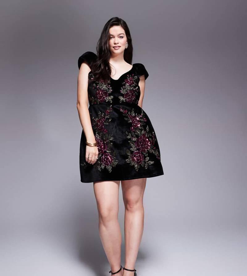 ASOS DESIGN Curve - Minikleid aus Samt in Schwarz mit Blumenverzierung von ASOS Curve