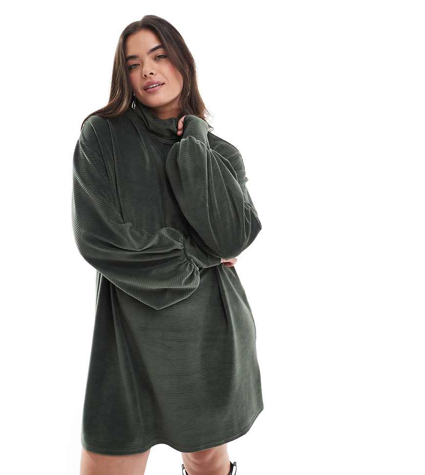 ASOS DESIGN Curve - Minikleid aus breitem Cord in Grün mit Rollkragen von ASOS Curve