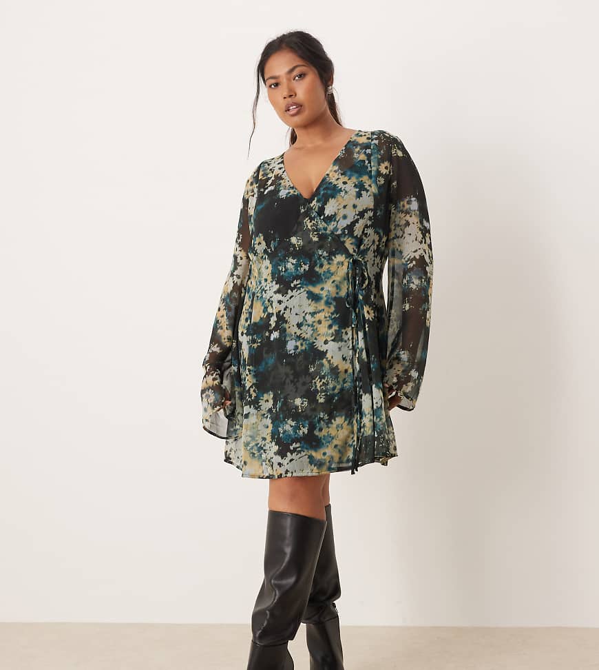 ASOS DESIGN Curve - Minikleid in Blau mit verschwommenem Blumenmuster, Wickeldesign und Bindebändern-Bunt von ASOS Curve