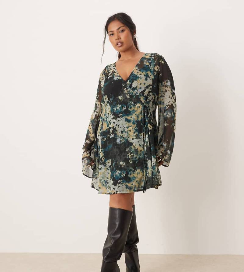 ASOS DESIGN Curve - Minikleid in Blau mit verschwommenem Blumenmuster, Wickeldesign und Bindebändern-Bunt von ASOS Curve
